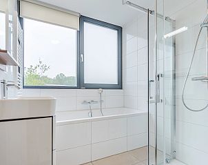 Moderne badkamer met ruime douche in 20-persoonsbungalow 20L, Someren, De Peel, Noord Brabant.