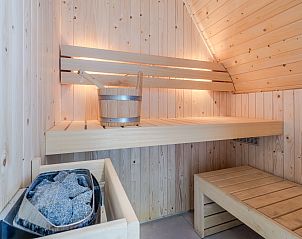 Tweepersoonskamer met uitzicht in 20-persoonsbungalow 20L, Someren, De Peel, Noord Brabant.