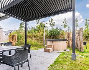 Badkamer met moderne voorzieningen in 20-persoonsbungalow 20L, Someren, De Peel, Noord Brabant.