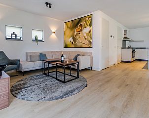 Overdekt terras met ligstoelen in 20-persoonsbungalow 20L, Someren, De Peel, Noord Brabant.