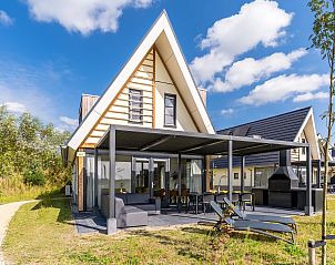 Ruime eetkamer in de 12-persoonsbungalow 12EL1, Someren, De Peel, Noord Brabant.