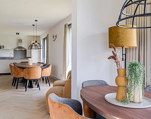 Moderne keuken in de 12-persoonsbungalow 12EL1, Someren, De Peel, Noord Brabant.