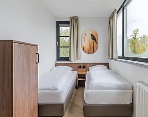 Moderne badkamer met douche in 12-persoonsbungalow 12EL1, Someren, De Peel, Noord Brabant.