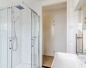 Slaapkamer met twee bedden in 12-persoonsbungalow 12EL1, Someren, De Peel, Noord Brabant.