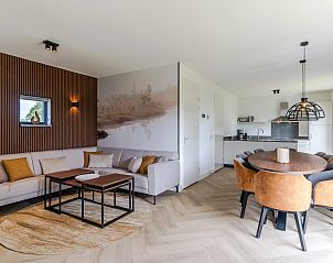 Achterzijde van 12-persoonsbungalow 12EL1 met tuin in Someren, De Peel, Noord Brabant.