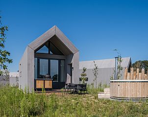 Gezellige zithoek in 4-persoonslodge 4B7 in Someren, De Peel, met uitzicht op de natuur, ideaal vakantiehuis in Noord Brabant.