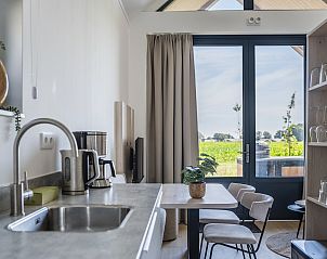 Eethoek met uitzicht in 4-persoonslodge 4B7 in Someren, De Peel, ideaal voor ontspannen maaltijden in dit vakantiehuis in Noord Brabant.