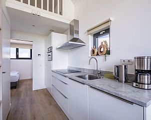 Buitenruimte van 4-persoonslodge 4B7 in Someren, De Peel, met barbecue en uitzicht op de natuur, perfect vakantiehuis in Noord Brabant.