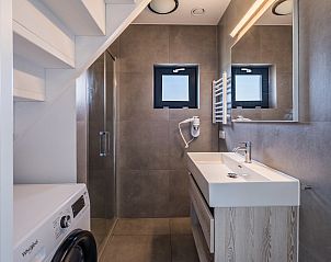 Privterras met hot tub in 4-persoonslodge 4B7 in Someren, De Peel, ideaal voor ontspanning in dit vakantiehuis in Noord Brabant.