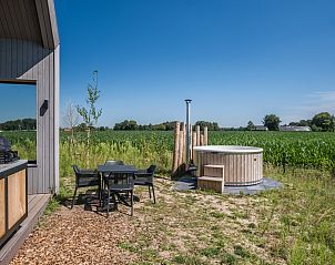 Hot tub en terras bij 4-persoonslodge 4B7 in Someren, De Peel, ideaal voor ontspanning in dit vakantiehuis in Noord Brabant.