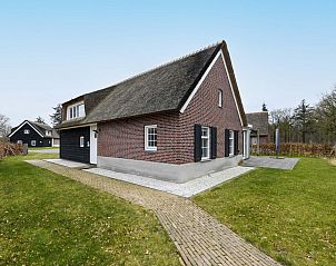 Zijaanzicht van vrijstaande woning in Someren, De Peel, Noord Brabant.