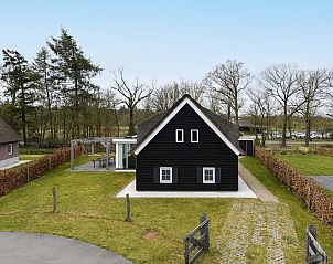 Achtertuin en terras van vakantieaccommodatie in Someren, De Peel.