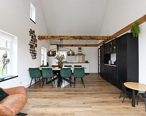 Modern ingerichte eetkamer in vakantiewoning Someren, Noord Brabant.