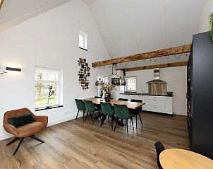 Gezellige zithoek in vakantiehuis Someren, omgeven door natuur.