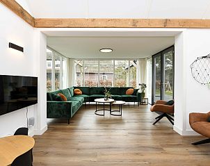 Lichte woonkamer met grote ramen in vrijstaande woning Someren, De Peel.