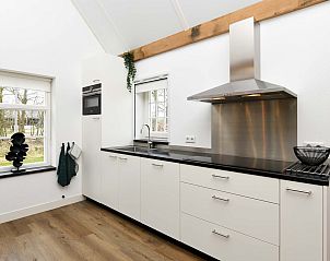 Badkamer met douche en wasmachine in vakantieaccommodatie Someren, Noord Brabant.