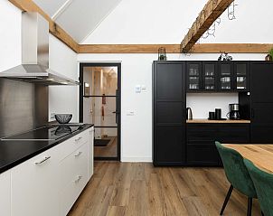 Ruime slaapkamer met comfortabel bed in vakantiewoning Someren, De Peel.