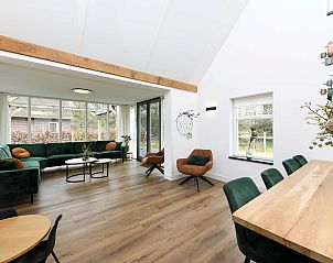 Slaapkamer met houten details in vakantiehuis Someren, De Peel.