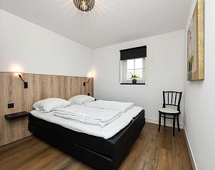 Gezellige slaapkamer met kunst aan de muur in vakantiehuis Someren, Noord Brabant.