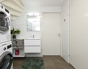 Ruime badkamer met douche en toilet in vrijstaande woning Someren, De Peel.