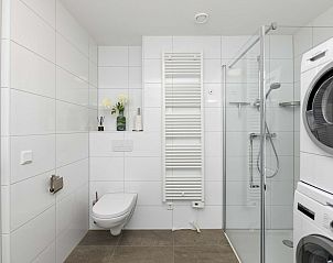 Moderne slaapkamer met houten accenten in vakantiewoning Someren, Noord Brabant.