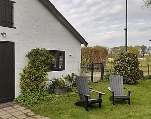 Gezellig terras bij Vakantiehuisje in Aarle-Rixtel, De Peel, omringd door natuur en rust.