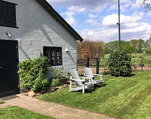 Vakantiehuisje in Aarle-Rixtel, Noord Brabant, met zonnig terras en uitzicht op het platteland.