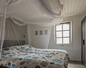 Sfeervolle slaapkamer in Vakantiehuisje in Aarle-Rixtel, De Peel, met comfortabel tweepersoonsbed.