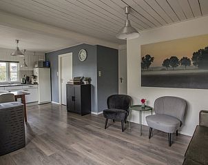 Open keuken en woonkamer in Vakantiehuisje in Aarle-Rixtel, Noord Brabant, met moderne faciliteiten.