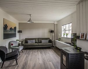 Gezellige zithoek in Vakantiehuisje in Aarle-Rixtel, De Peel, met comfortabele banken.