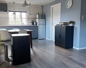 Eetruimte in Vakantiehuisje in Aarle-Rixtel, Noord Brabant, met houten tafel en stoelen.