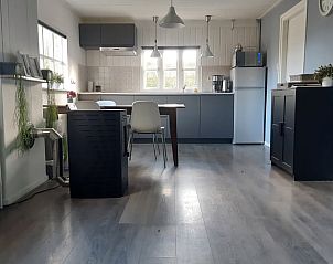 Ruime woonkamer met open keuken in Vakantiehuisje in Aarle-Rixtel, De Peel, perfect voor ontspanning.