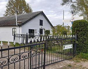 Ingang van Vakantiehuisje in Aarle-Rixtel, Noord Brabant, met charmante poort en omheining.