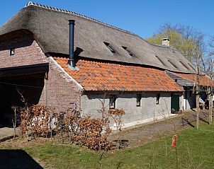 Zijaanzicht van Huisje in Aarle-Rixtel, charmant vakantiehuis in Noord Brabant.