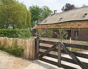 Houten poort bij Huisje in Aarle-Rixtel, vakantieverblijf in De Peel, Noord Brabant.
