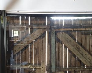 Houten schuifdeur in Huisje in Aarle-Rixtel, vakantieaccommodatie in Noord Brabant.