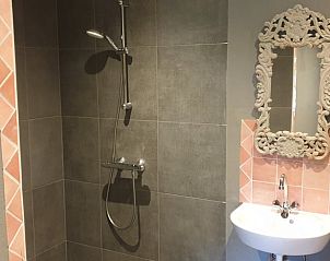 Stijlvolle douche in Huisje in Aarle-Rixtel, vakantieaccommodatie in Aarle-Rixtel.