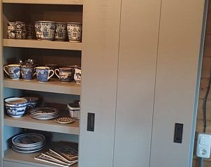 Servieskast in Vakantiehuisje in Stevensbeek, traditionele details in De Peel, Noord Brabant.