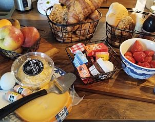 Ontbijt met lokale producten in Vakantiehuisje in Stevensbeek, culinair genieten in De Peel, Noord Brabant.