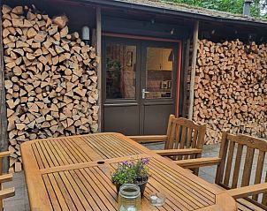 Houten tuintafel bij Huisje in Helmond, vakantiehuis in De Peel, Noord Brabant, voor buitenmaaltijden.