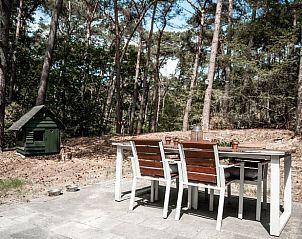 Buiten dineren in de natuur bij Huisje in Helmond, vakantiehuis in De Peel, Noord Brabant.
