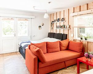 Knusse binnenruimte van Huisje in Helmond, vakantiehuis in De Peel, Noord Brabant, met comfortabele sofa.