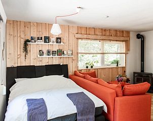 Slaapkamer met tweepersoonsbed in Huisje in Helmond, vakantiehuis in De Peel, Noord Brabant.