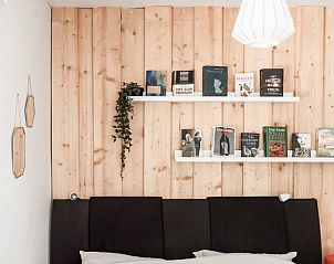 Boekenplank in de slaapkamer van Huisje in Helmond, vakantiehuis in De Peel, Noord Brabant.