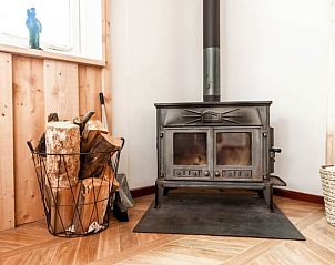 Houtkachel voor warmte in Huisje in Helmond, vakantiehuis in De Peel, Noord Brabant.