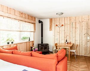 Eethoek met houtkachel in Huisje in Helmond, vakantiehuis in De Peel, Noord Brabant.