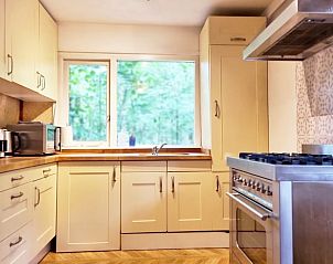 Moderne keuken in Huisje in Helmond, vakantiehuis in De Peel, Noord Brabant, met uitzicht op de natuur.