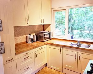 Keuken met houten werkblad in Huisje in Helmond, vakantiehuis in De Peel, Noord Brabant.