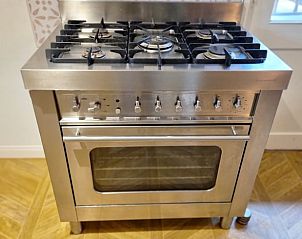 Professioneel fornuis in de keuken van Huisje in Helmond, vakantiehuis in De Peel, Noord Brabant.