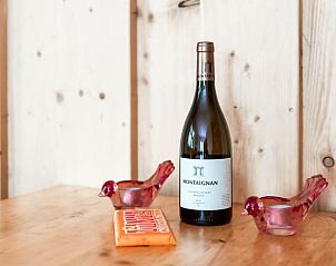 Wijn en chocolade als welkom in Huisje in Helmond, vakantiehuis in De Peel, Noord Brabant.